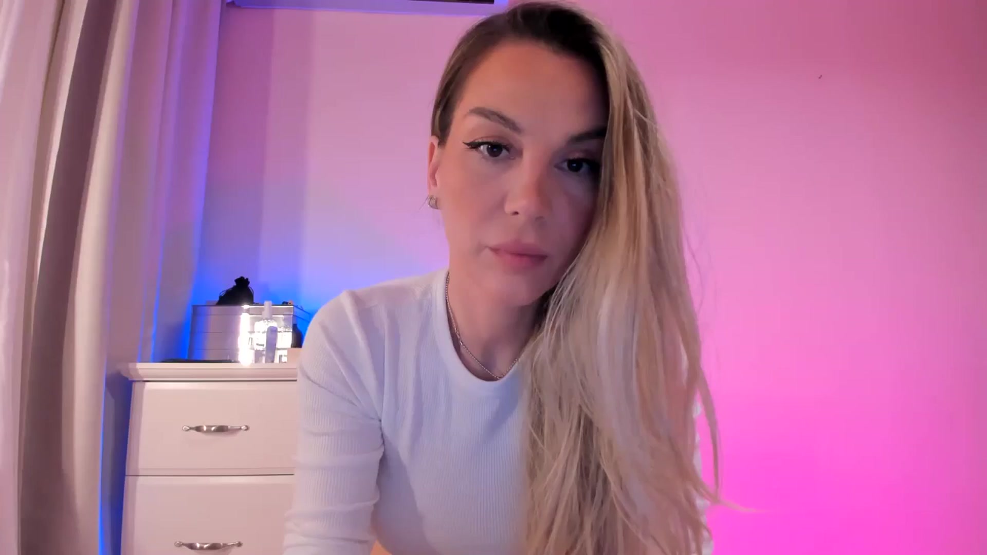 Gallery image thumbnail from Alesia_'s myfreecams stream on, 03/28/2025, 24:25 image 1 of 20