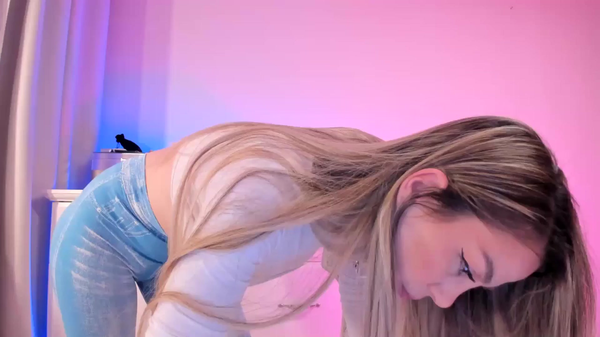 Gallery image thumbnail from Alesia_'s myfreecams stream on, 03/29/2025, 22:34 image 3 of 20