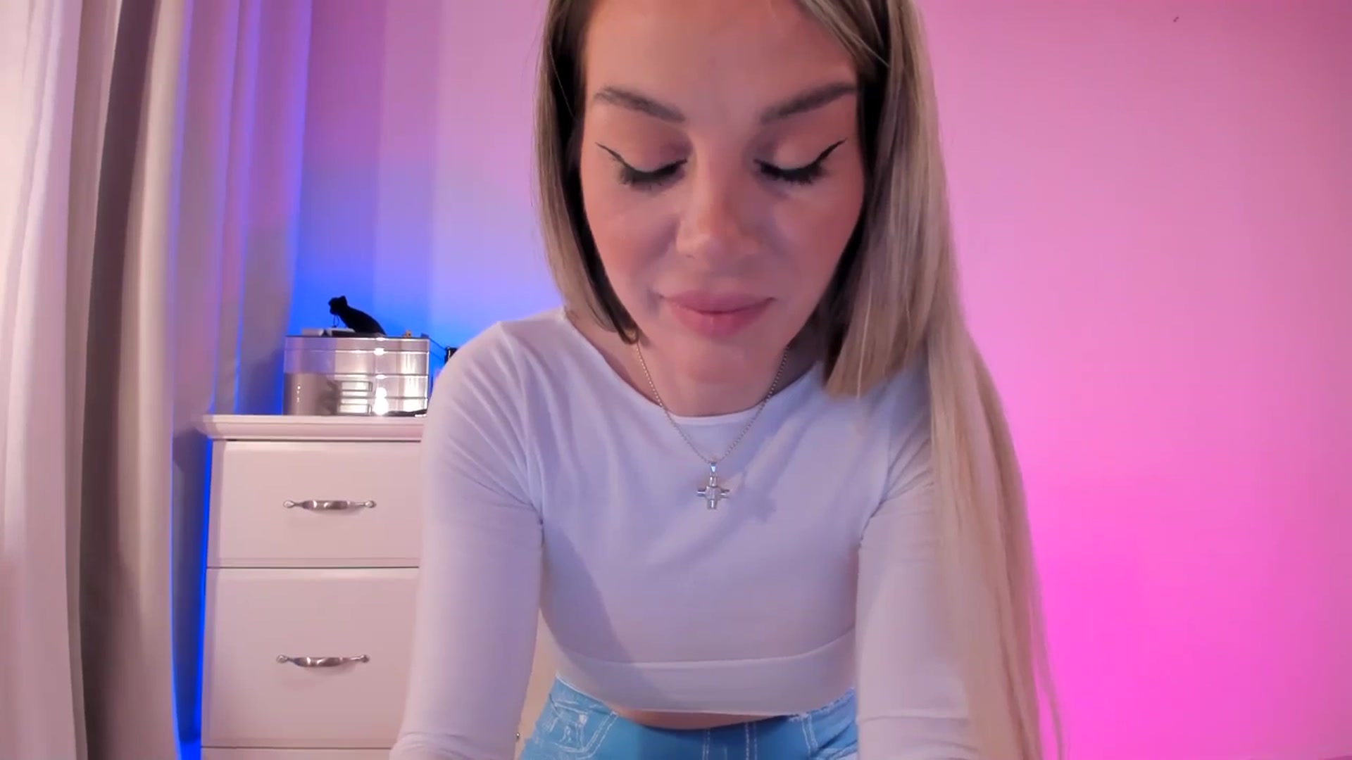 Gallery image thumbnail from Alesia_'s myfreecams stream on, 03/29/2025, 23:16 image 6 of 20