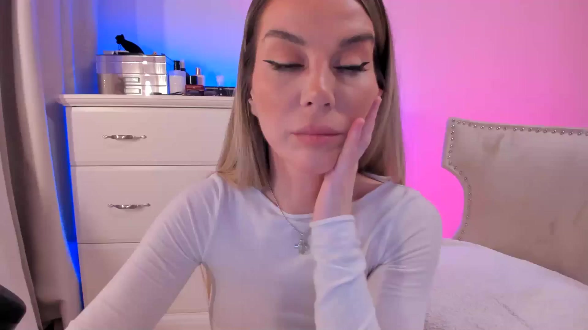 Gallery image thumbnail from Alesia_'s myfreecams stream on, 03/30/2025, 24:00 image 5 of 20