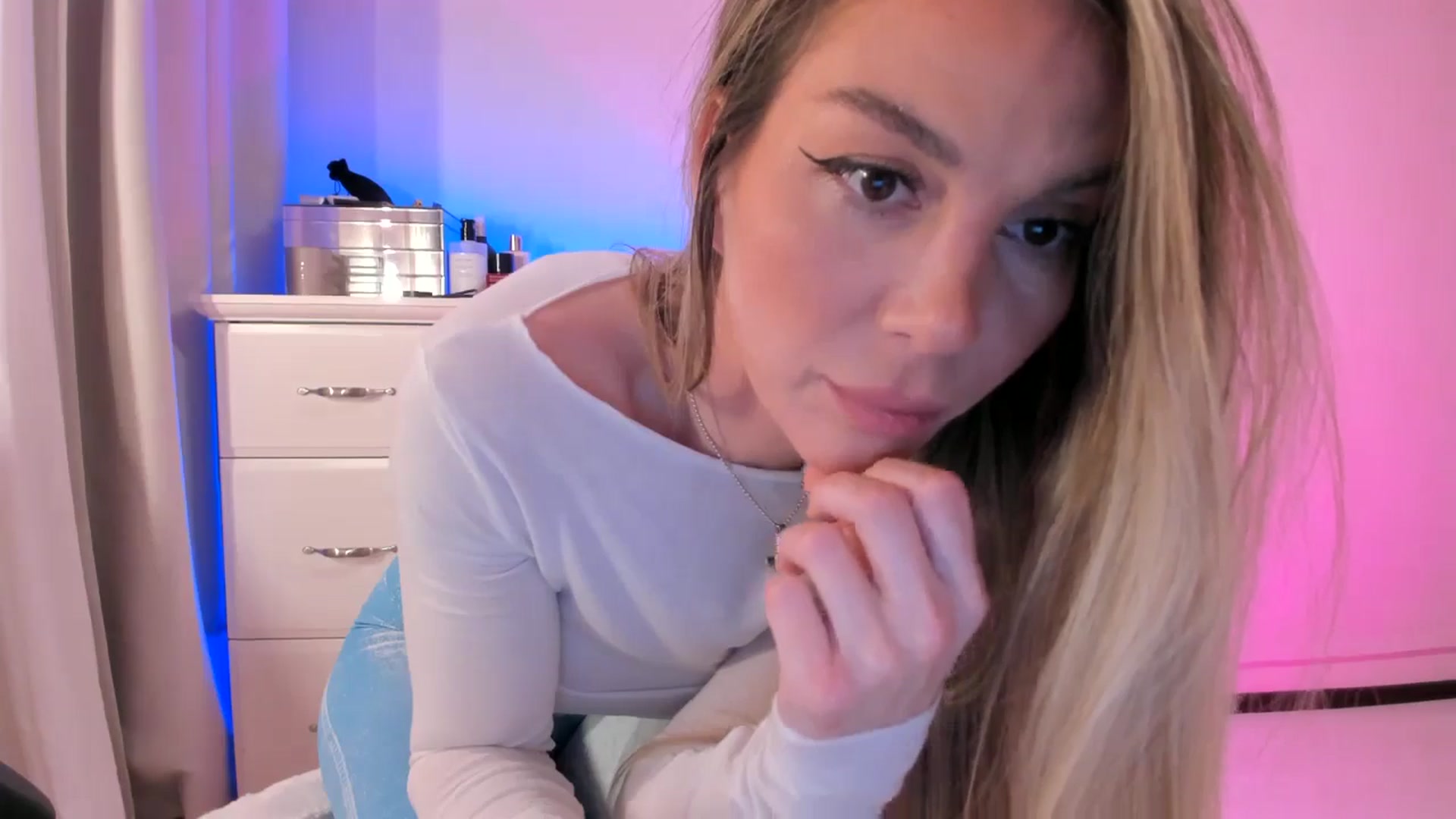 Gallery image thumbnail from Alesia_'s myfreecams stream on, 03/30/2025, 24:00 image 19 of 20