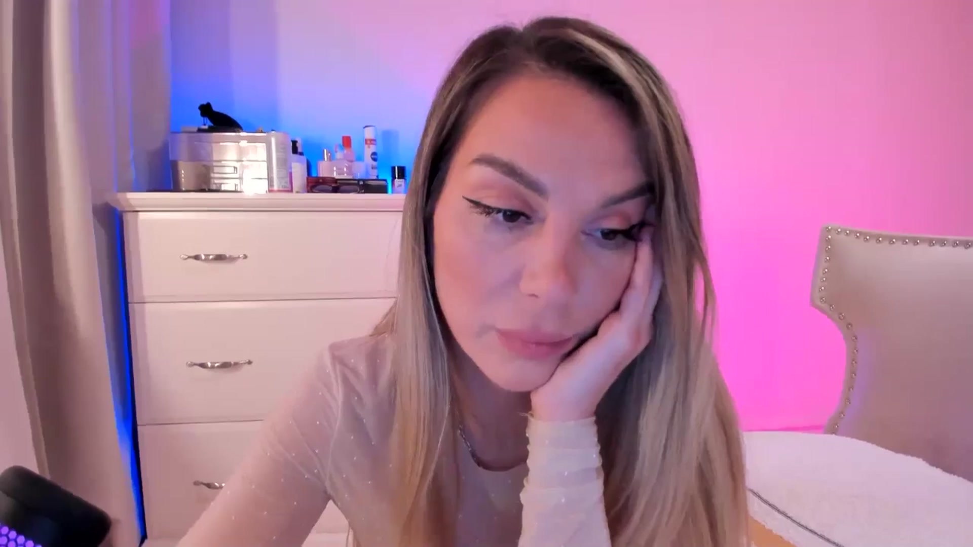 Gallery image thumbnail from Alesia_'s myfreecams stream on, 04/01/2025, 23:20 image 15 of 20