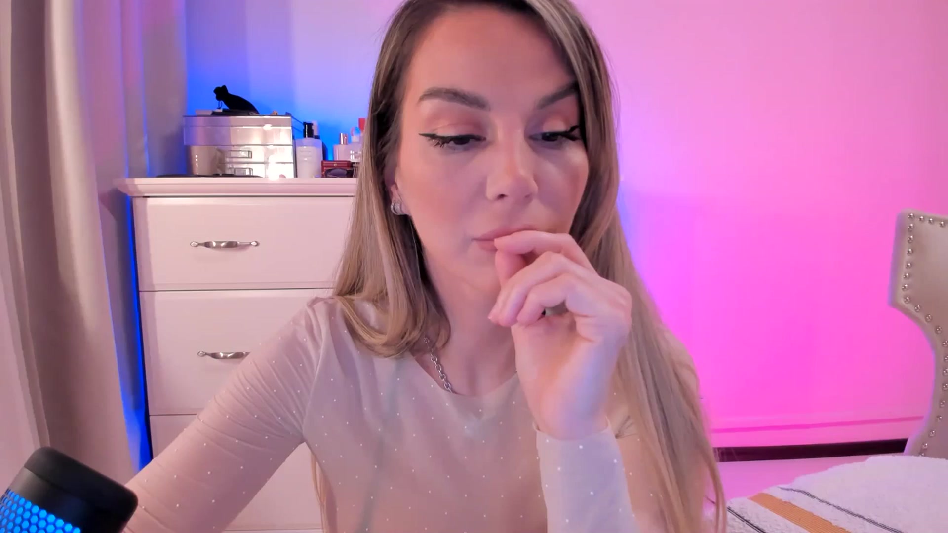 Gallery image thumbnail from Alesia_'s myfreecams stream on, 04/01/2025, 23:20 image 1 of 20
