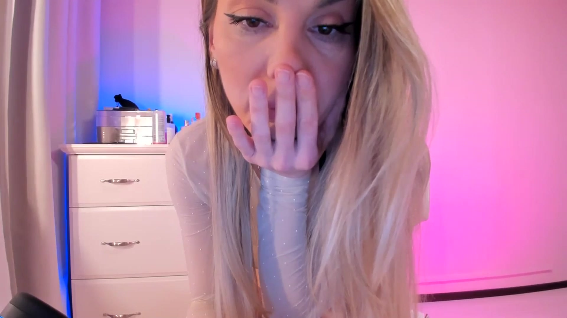 Gallery image thumbnail from Alesia_'s myfreecams stream on, 04/01/2025, 23:20 image 14 of 20