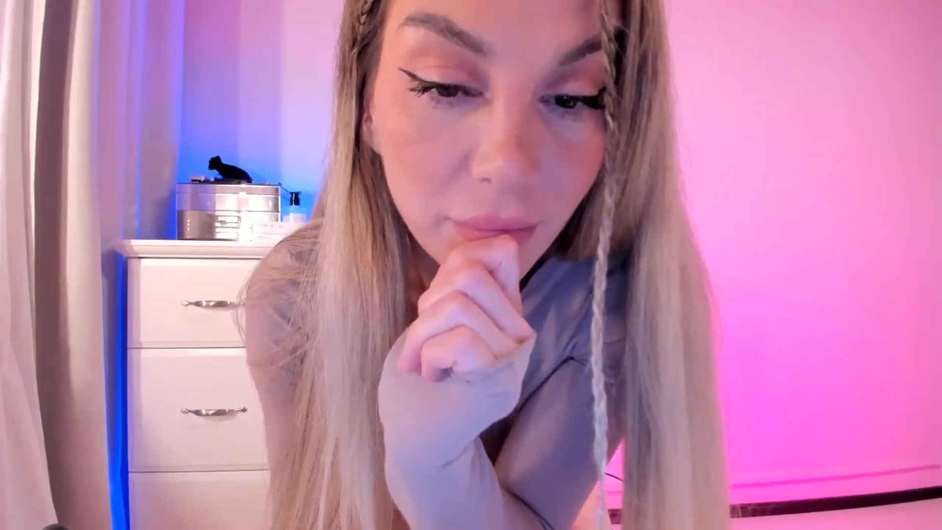 Gallery image thumbnail from Alesia_'s myfreecams stream on, 04/04/2025, 22:33 image 18 of 20