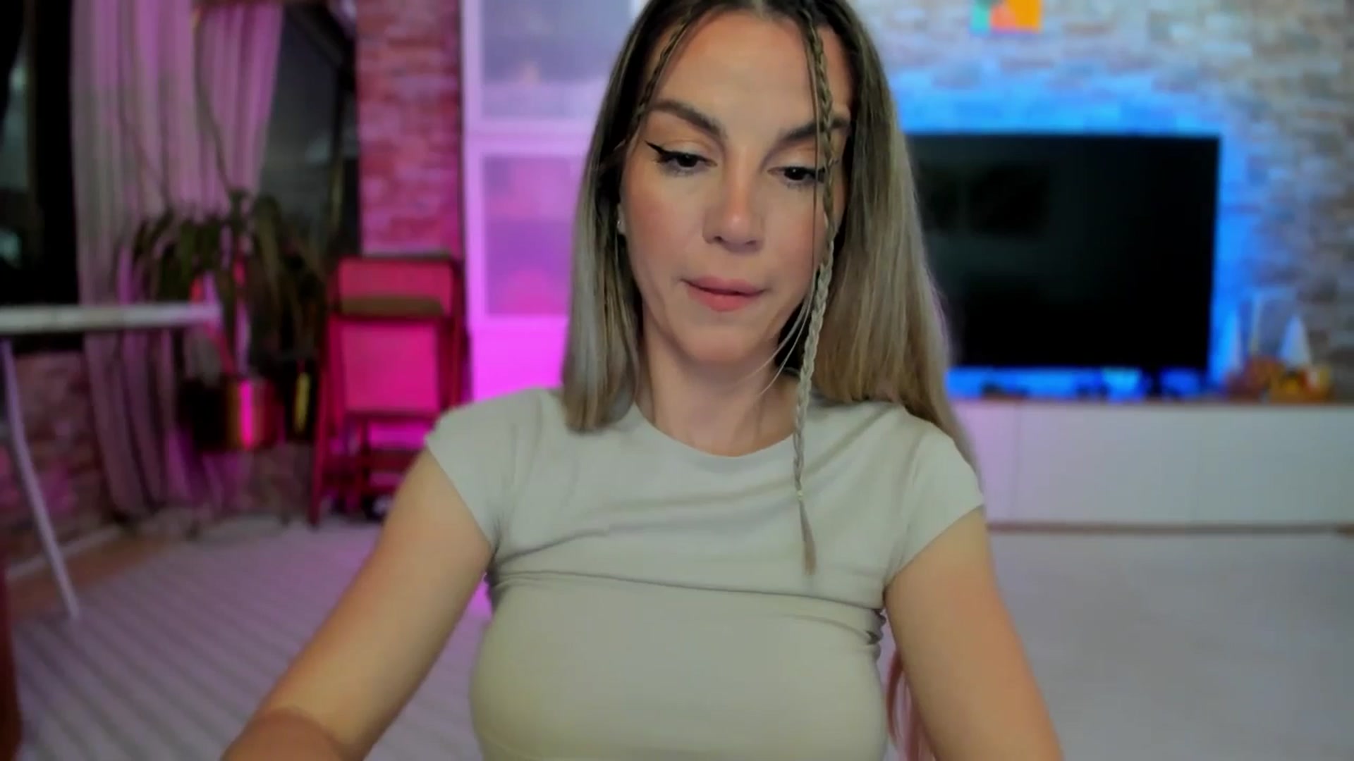 Gallery image thumbnail from Alesia_'s myfreecams stream on, 04/18/2025, 23:33 image 15 of 20