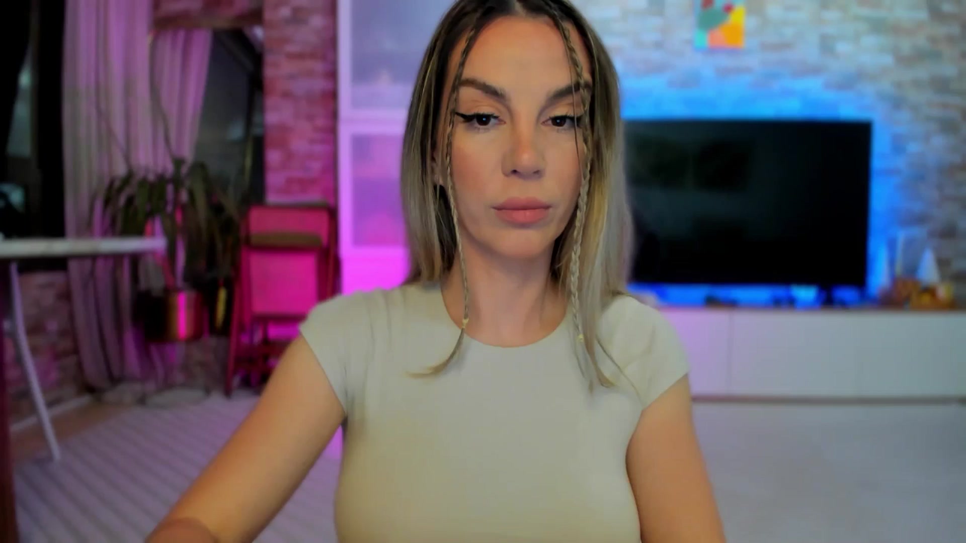 Gallery image thumbnail from Alesia_'s myfreecams stream on, 04/18/2025, 23:33 image 1 of 20