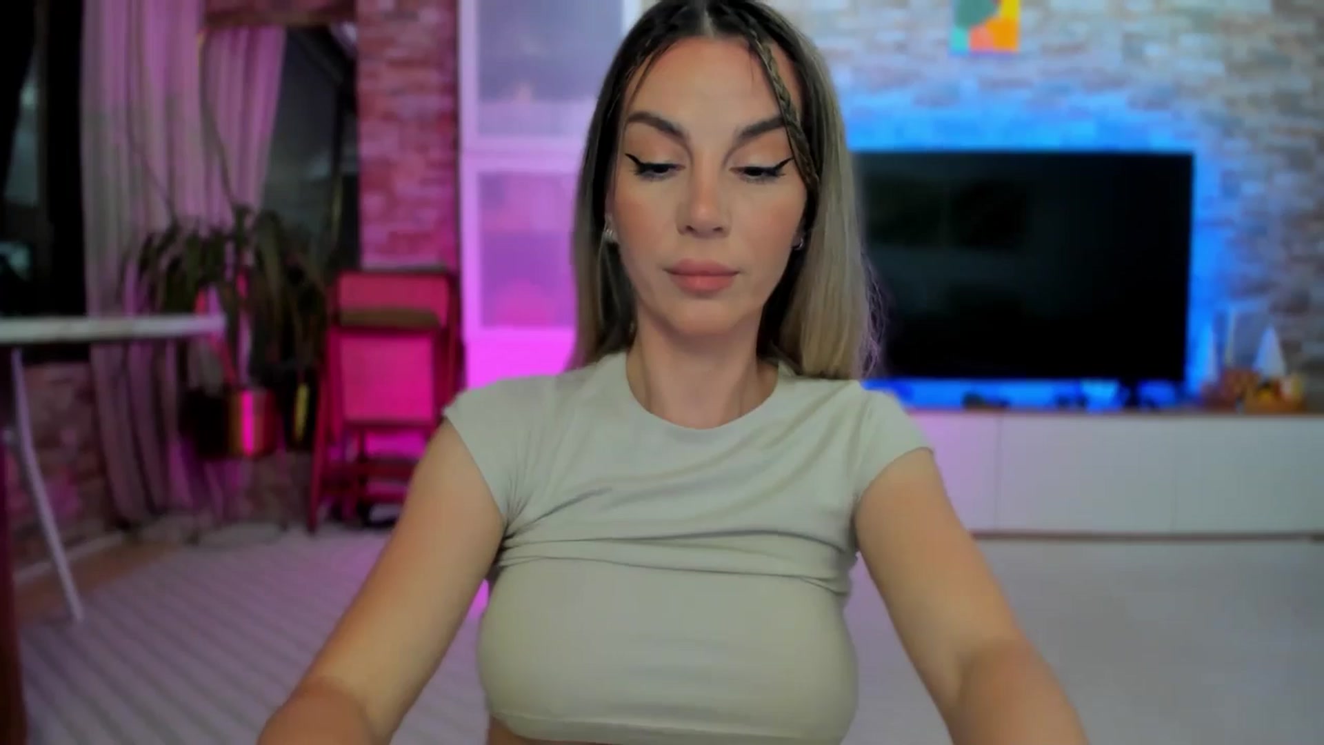 Gallery image thumbnail from Alesia_'s myfreecams stream on, 04/18/2025, 23:33 image 5 of 20