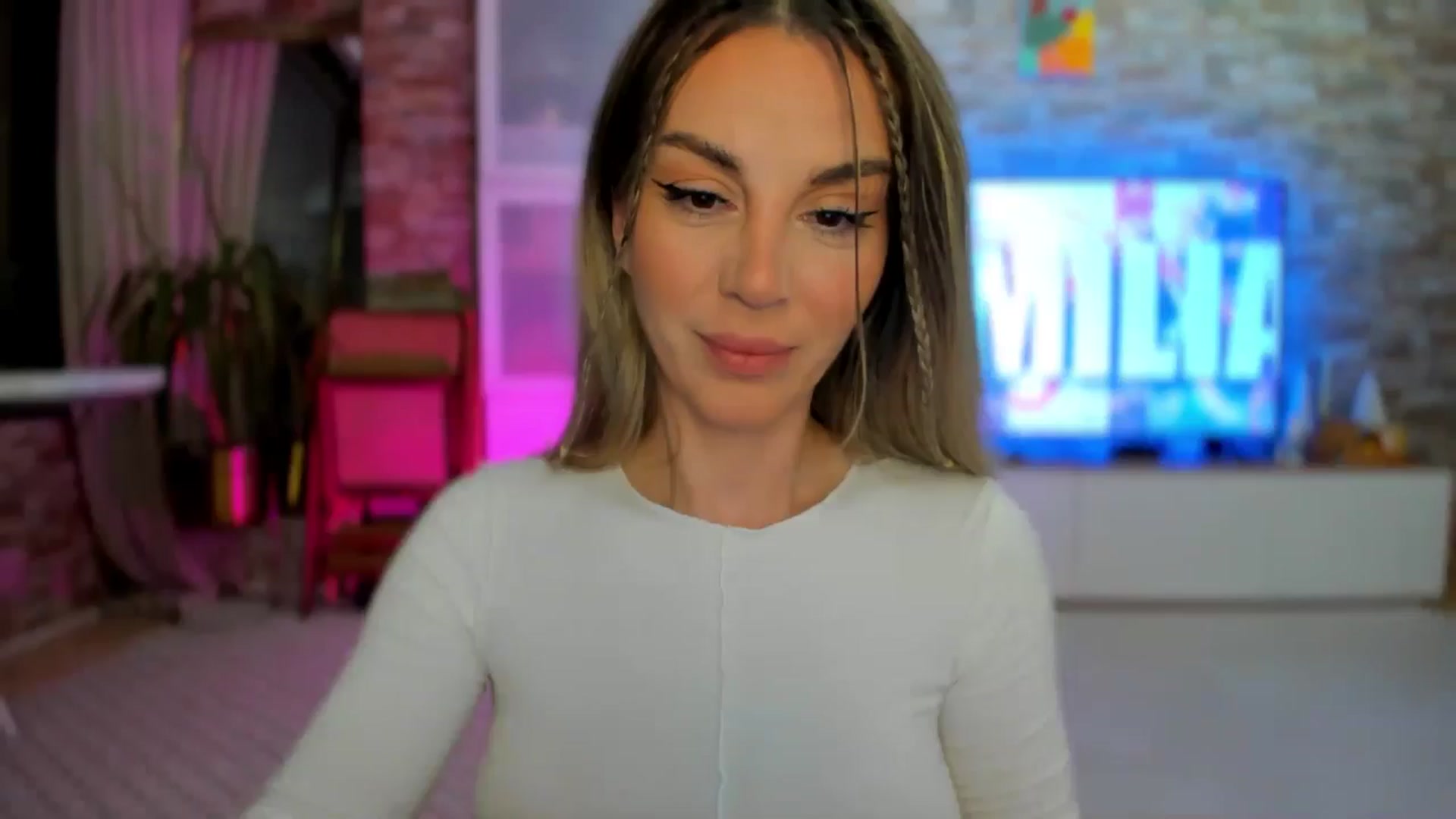 Gallery image thumbnail from Alesia_'s myfreecams stream on, 04/21/2025, 01:13 image 1 of 20