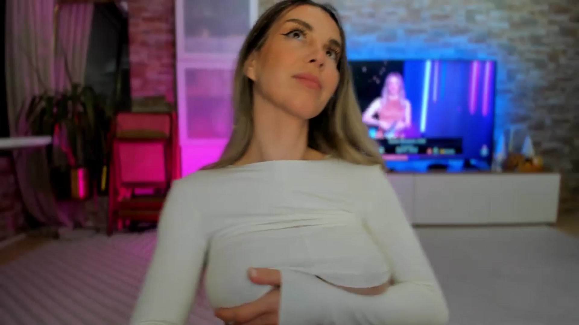 Gallery image thumbnail from Alesia_'s myfreecams stream on, 04/21/2025, 01:13 image 15 of 20