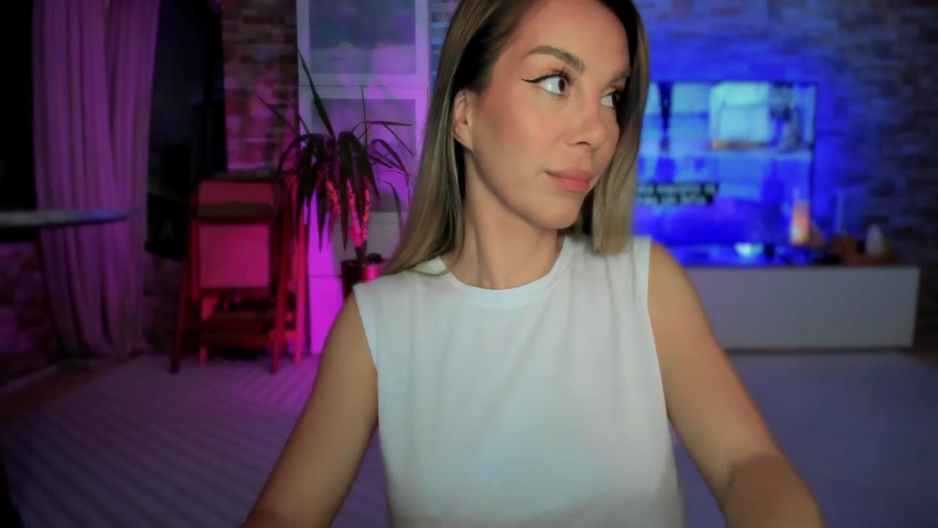 Gallery image thumbnail from Alesia_'s myfreecams stream on, 05/03/2025, 24:05 image 13 of 20