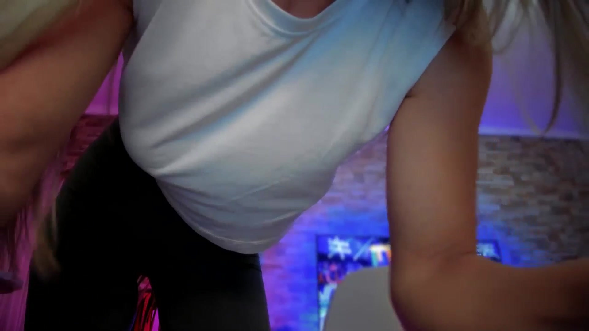 Gallery image thumbnail from Alesia_'s myfreecams stream on, 05/03/2025, 24:05 image 7 of 20