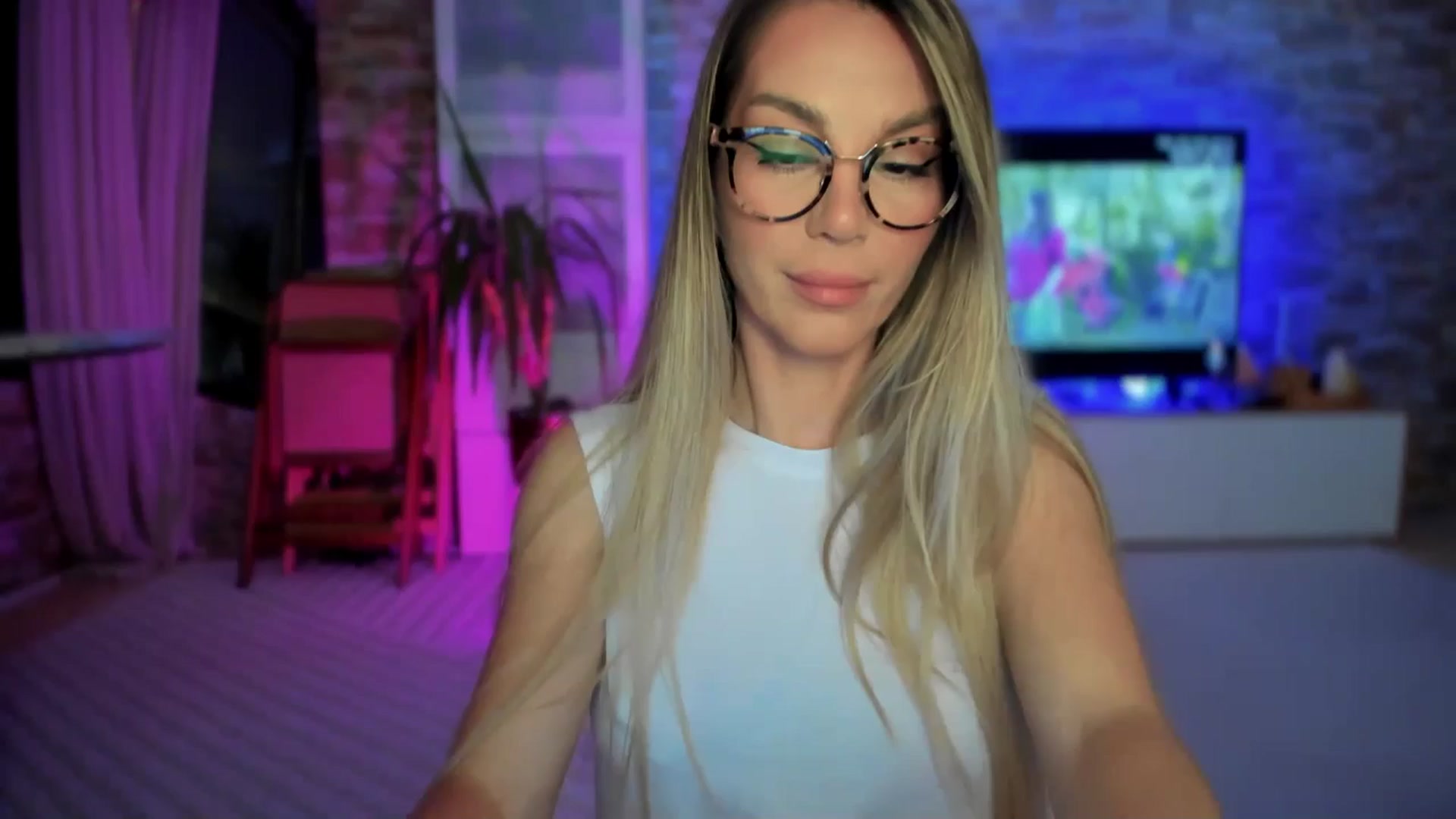 Gallery image thumbnail from Alesia_'s myfreecams stream on, 05/03/2025, 24:05 image 2 of 20