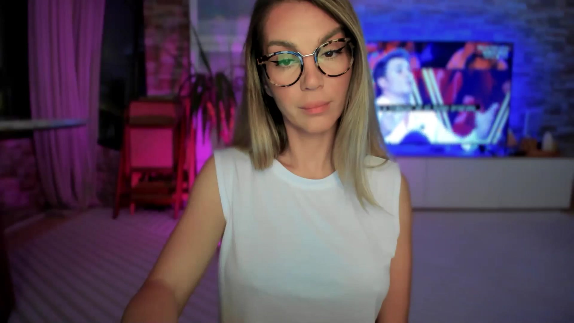 Gallery image thumbnail from Alesia_'s myfreecams stream on, 05/03/2025, 24:05 image 17 of 20