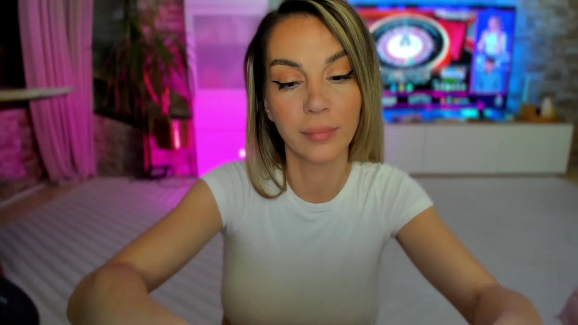 Gallery image thumbnail from Alesia_'s myfreecams stream on, 05/04/2025, 24:39 image 20 of 20