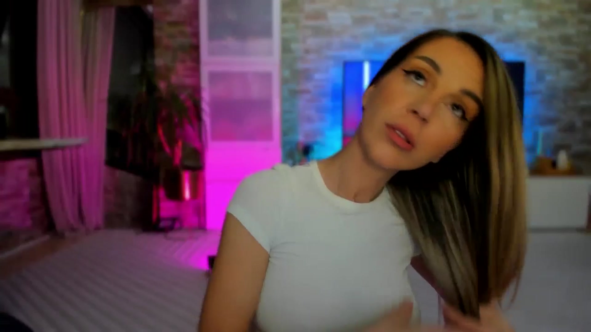 Gallery image thumbnail from Alesia_'s myfreecams stream on, 05/04/2025, 24:39 image 18 of 20