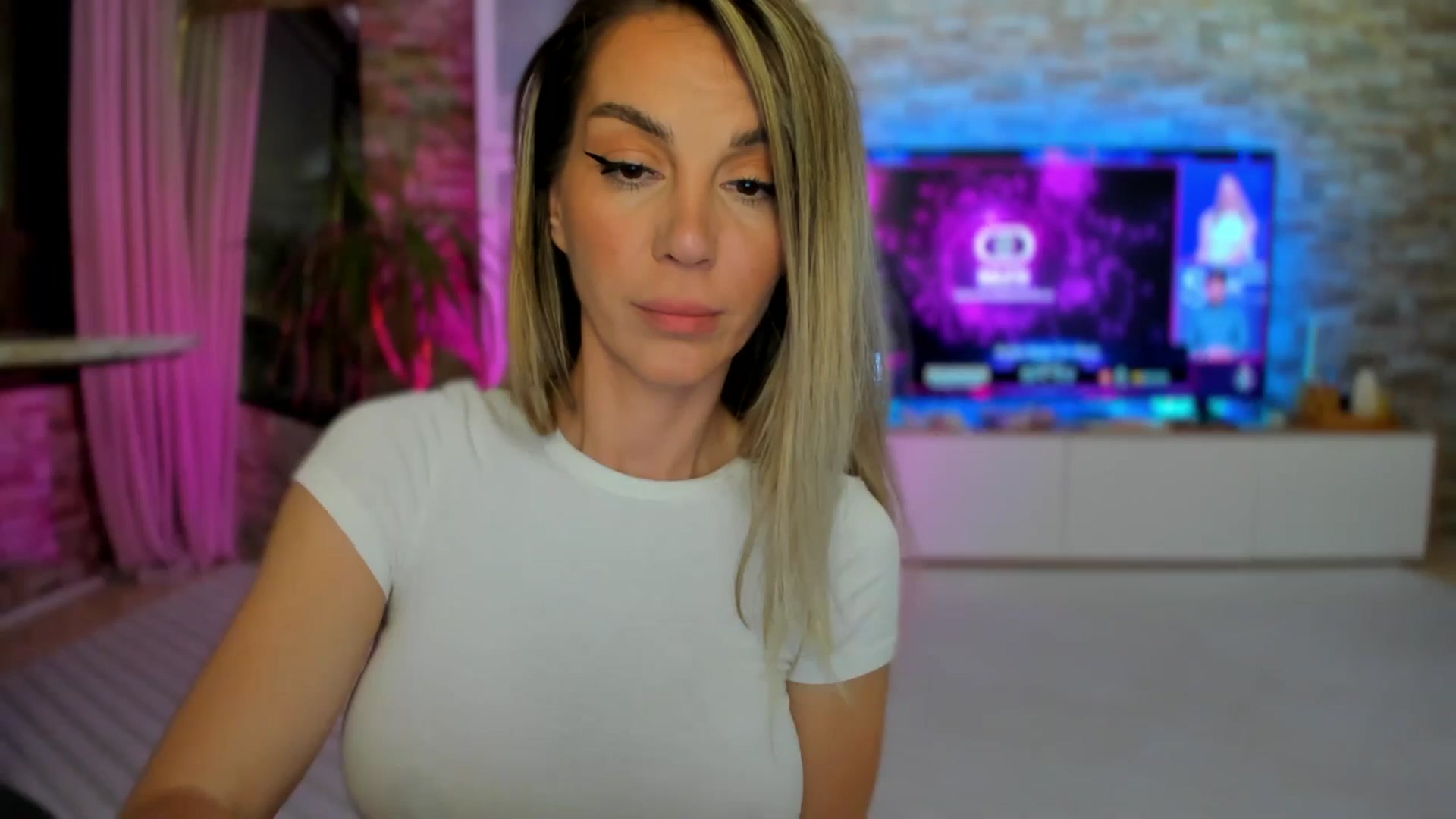 Gallery image thumbnail from Alesia_'s myfreecams stream on, 05/04/2025, 24:39 image 19 of 20