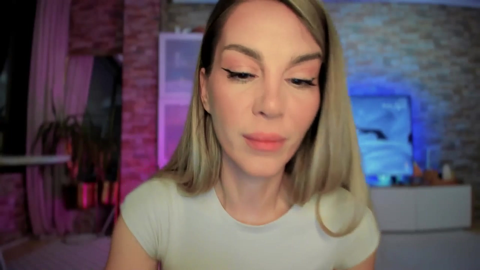 Gallery image thumbnail from Alesia_'s myfreecams stream on, 05/05/2025, 24:06 image 9 of 20