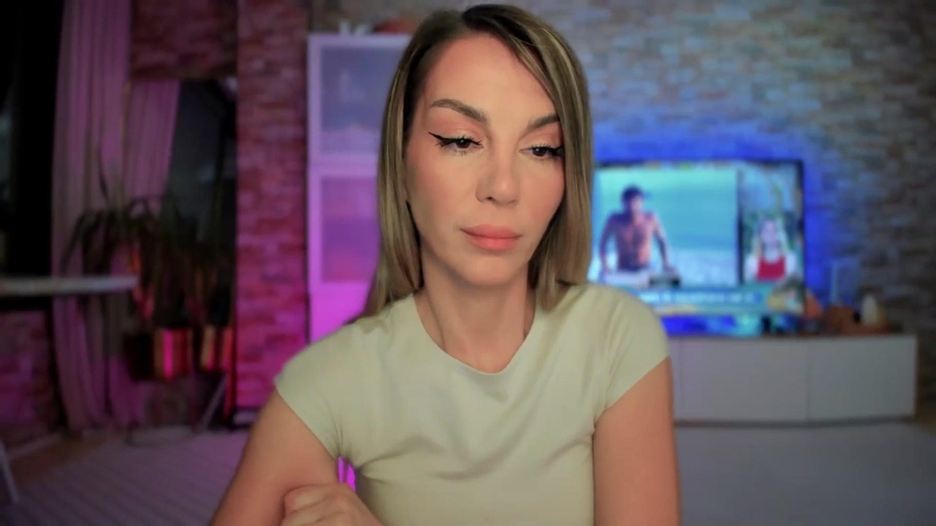 Gallery image thumbnail from Alesia_'s myfreecams stream on, 05/05/2025, 24:06 image 12 of 20