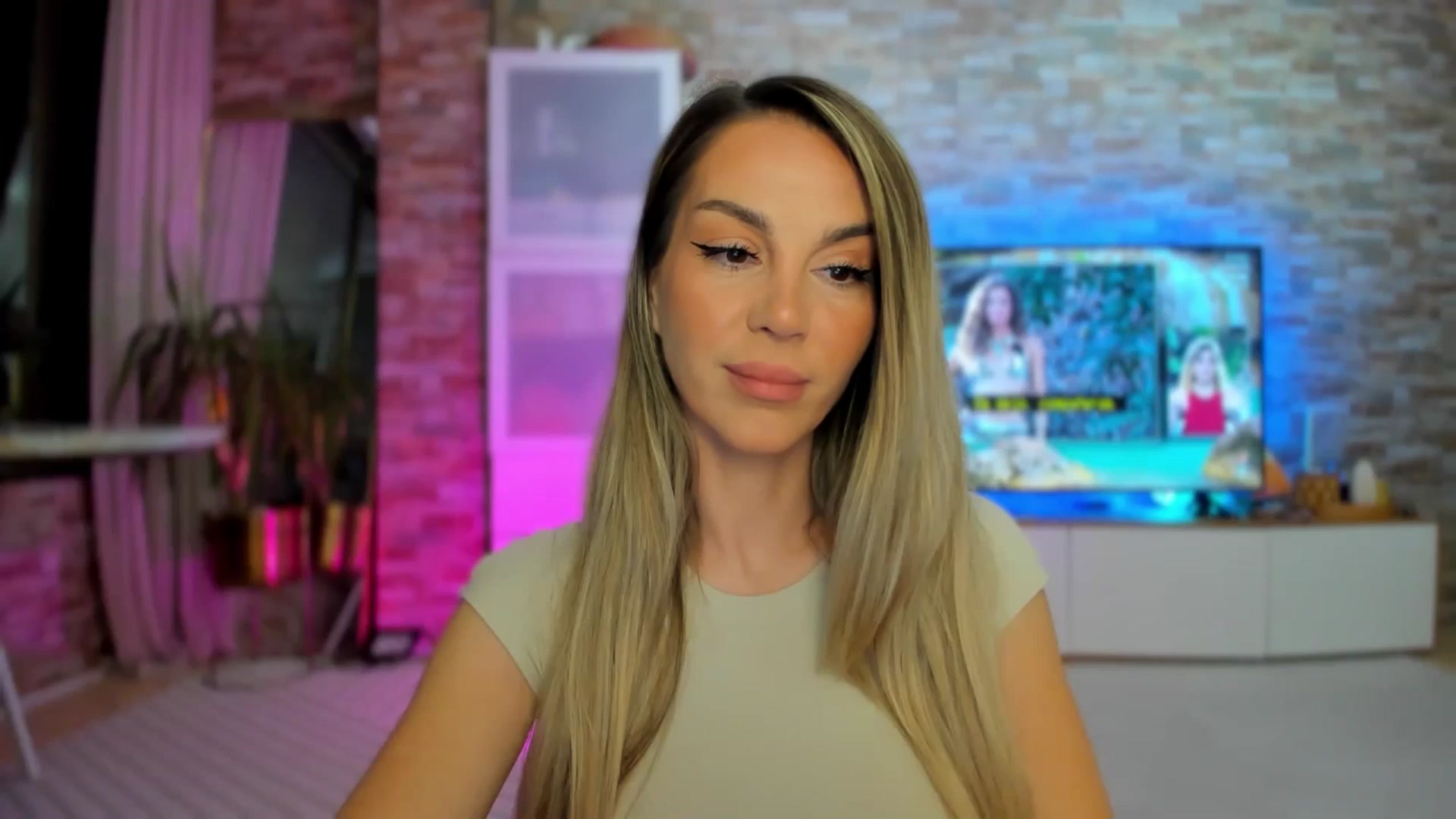 Gallery image thumbnail from Alesia_'s myfreecams stream on, 05/05/2025, 24:06 image 1 of 20