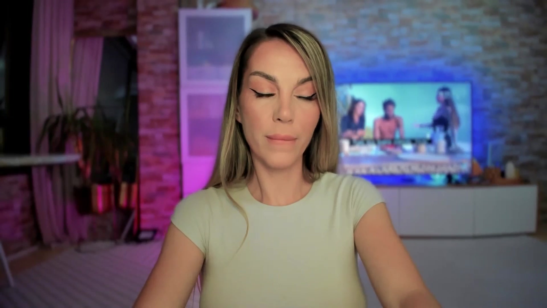 Gallery image thumbnail from Alesia_'s myfreecams stream on, 05/05/2025, 24:06 image 14 of 20