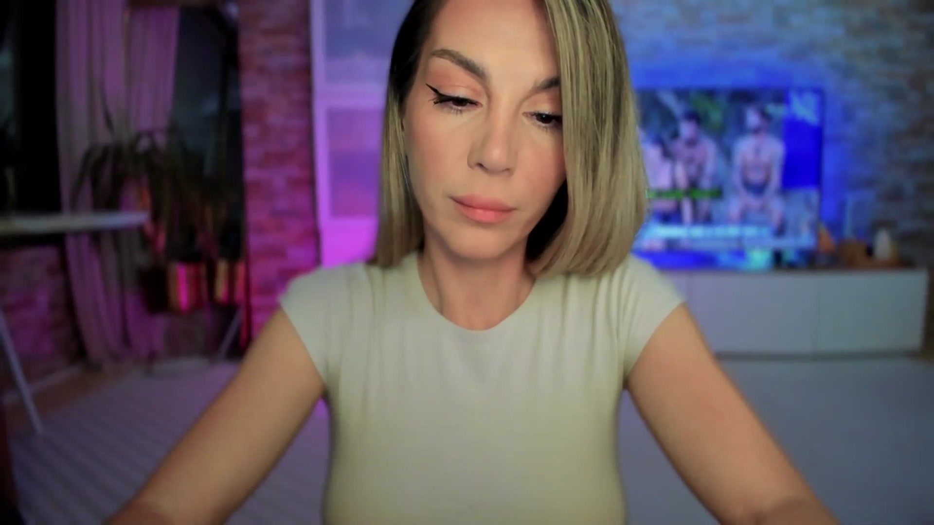 Gallery image thumbnail from Alesia_'s myfreecams stream on, 05/05/2025, 24:06 image 15 of 20