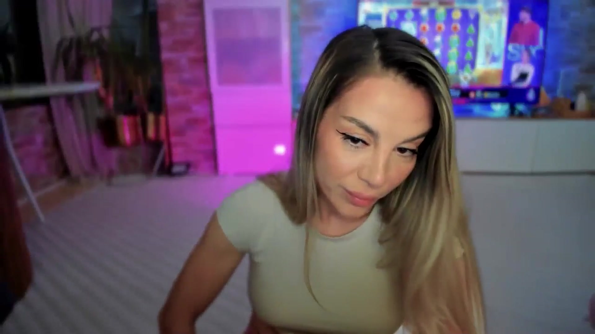 Gallery image thumbnail from Alesia_'s myfreecams stream on, 05/05/2025, 24:22 image 18 of 20