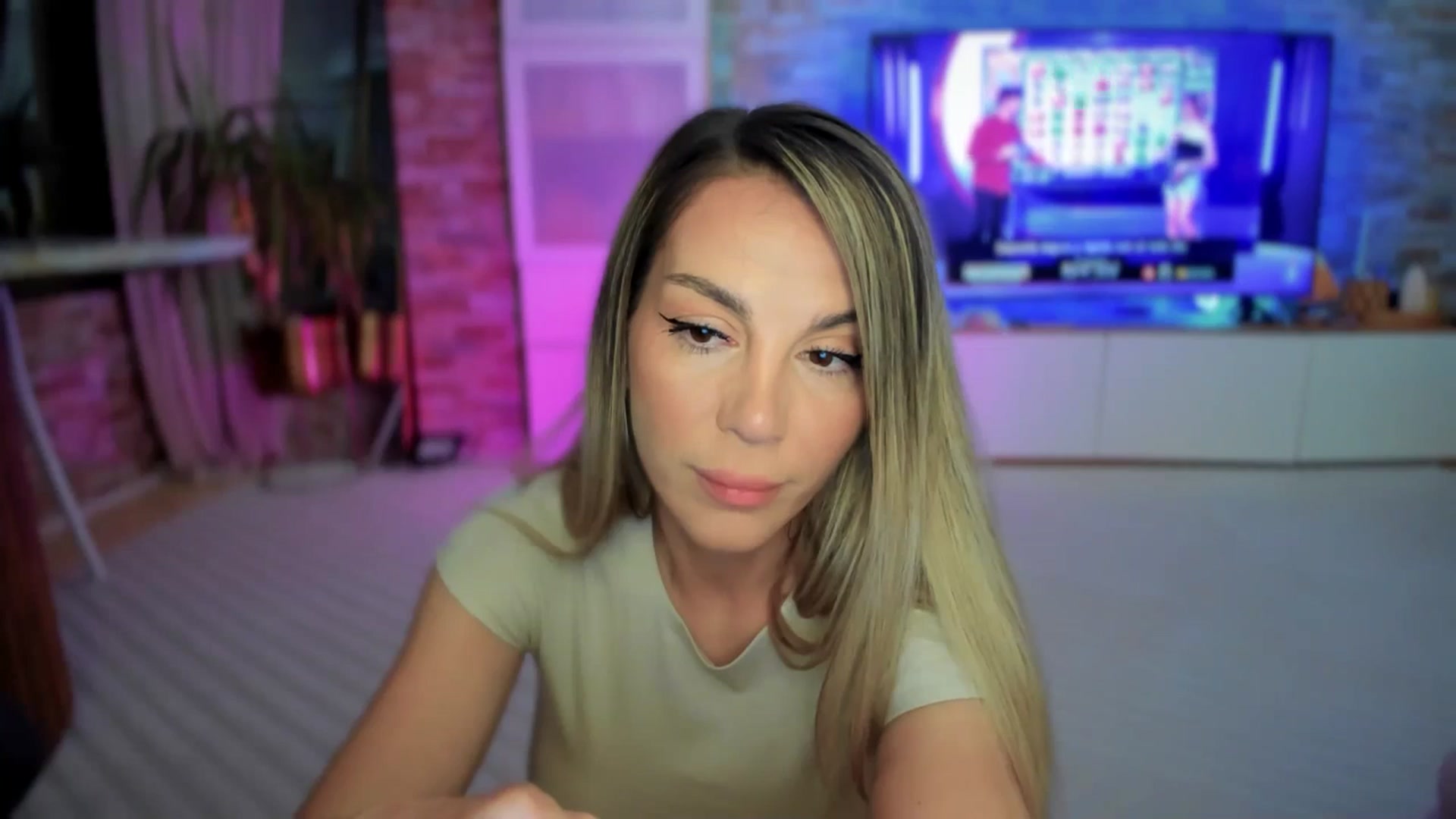 Gallery image thumbnail from Alesia_'s myfreecams stream on, 05/05/2025, 24:22 image 4 of 20