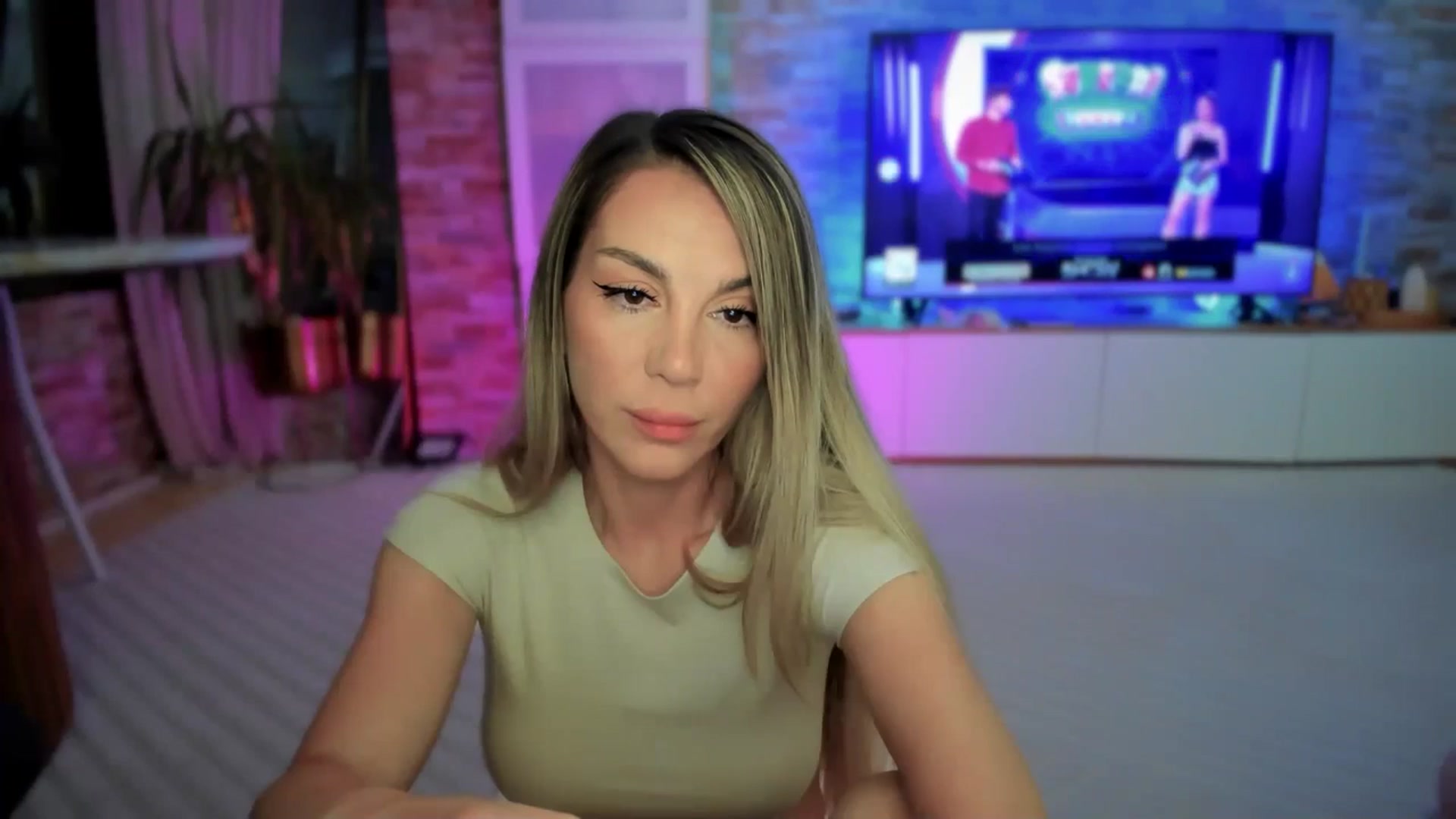 Gallery image thumbnail from Alesia_'s myfreecams stream on, 05/05/2025, 24:22 image 5 of 20