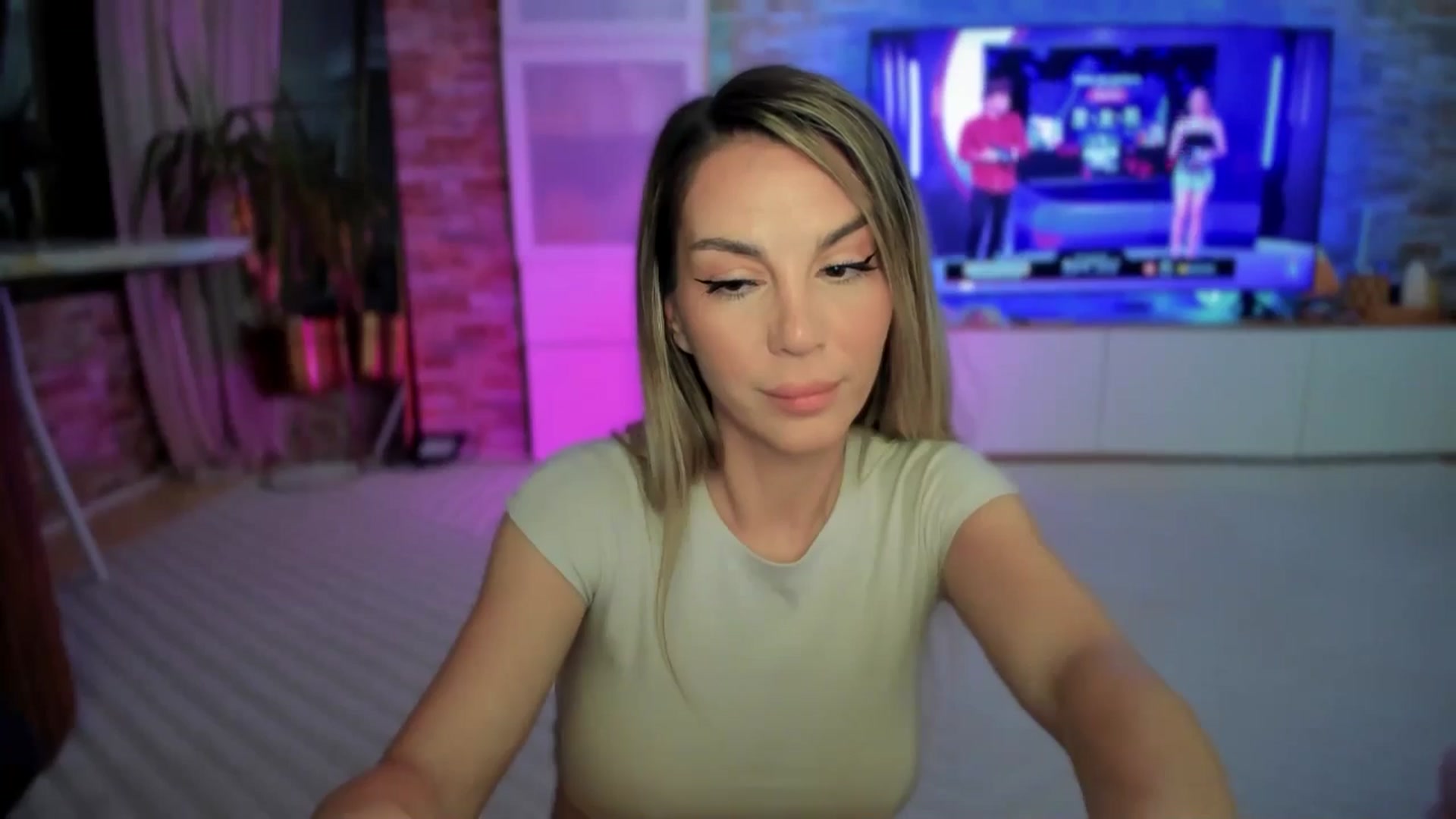 Gallery image thumbnail from Alesia_'s myfreecams stream on, 05/05/2025, 24:22 image 10 of 20