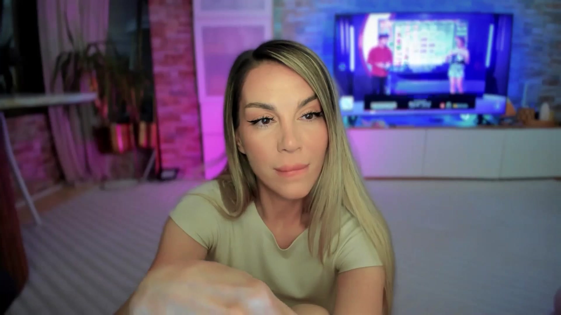 Gallery image thumbnail from Alesia_'s myfreecams stream on, 05/05/2025, 24:22 image 2 of 20