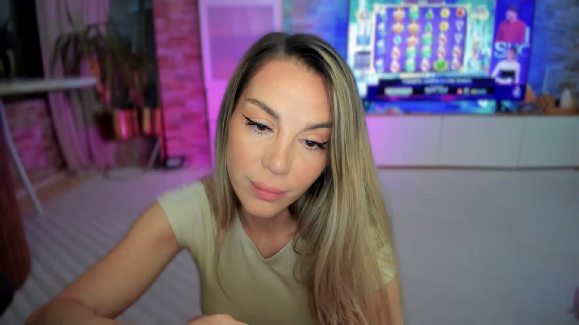 Gallery image thumbnail from Alesia_'s myfreecams stream on, 05/05/2025, 24:22 image 19 of 20