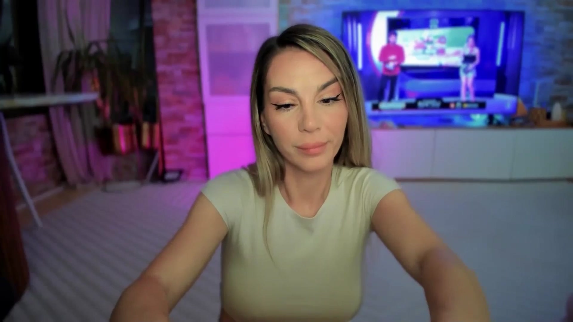 Gallery image thumbnail from Alesia_'s myfreecams stream on, 05/05/2025, 24:22 image 9 of 20