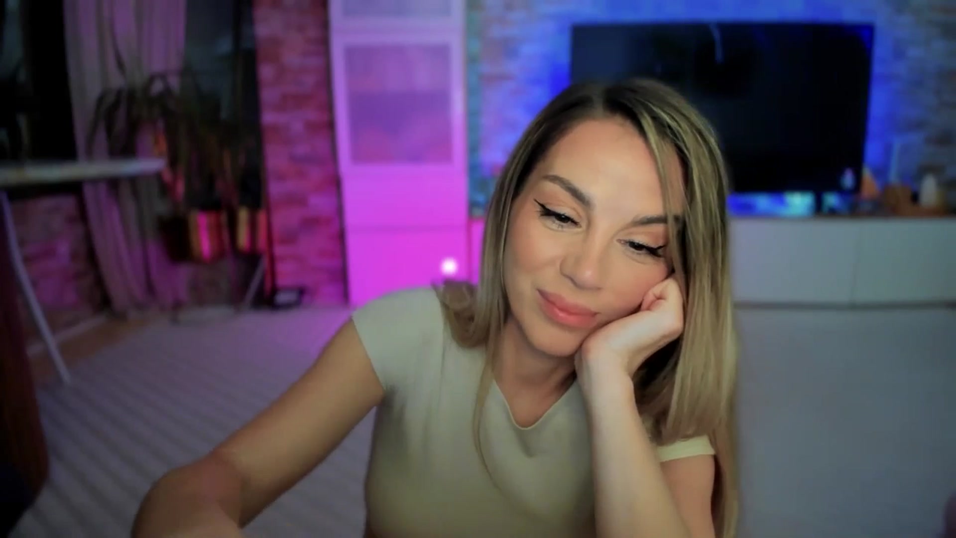 Gallery image thumbnail from Alesia_'s myfreecams stream on, 05/05/2025, 24:22 image 11 of 20