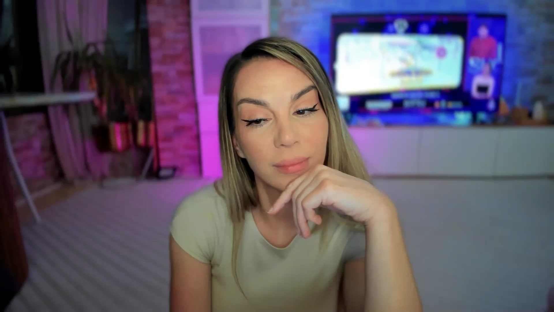 Gallery image thumbnail from Alesia_'s myfreecams stream on, 05/05/2025, 24:22 image 12 of 20