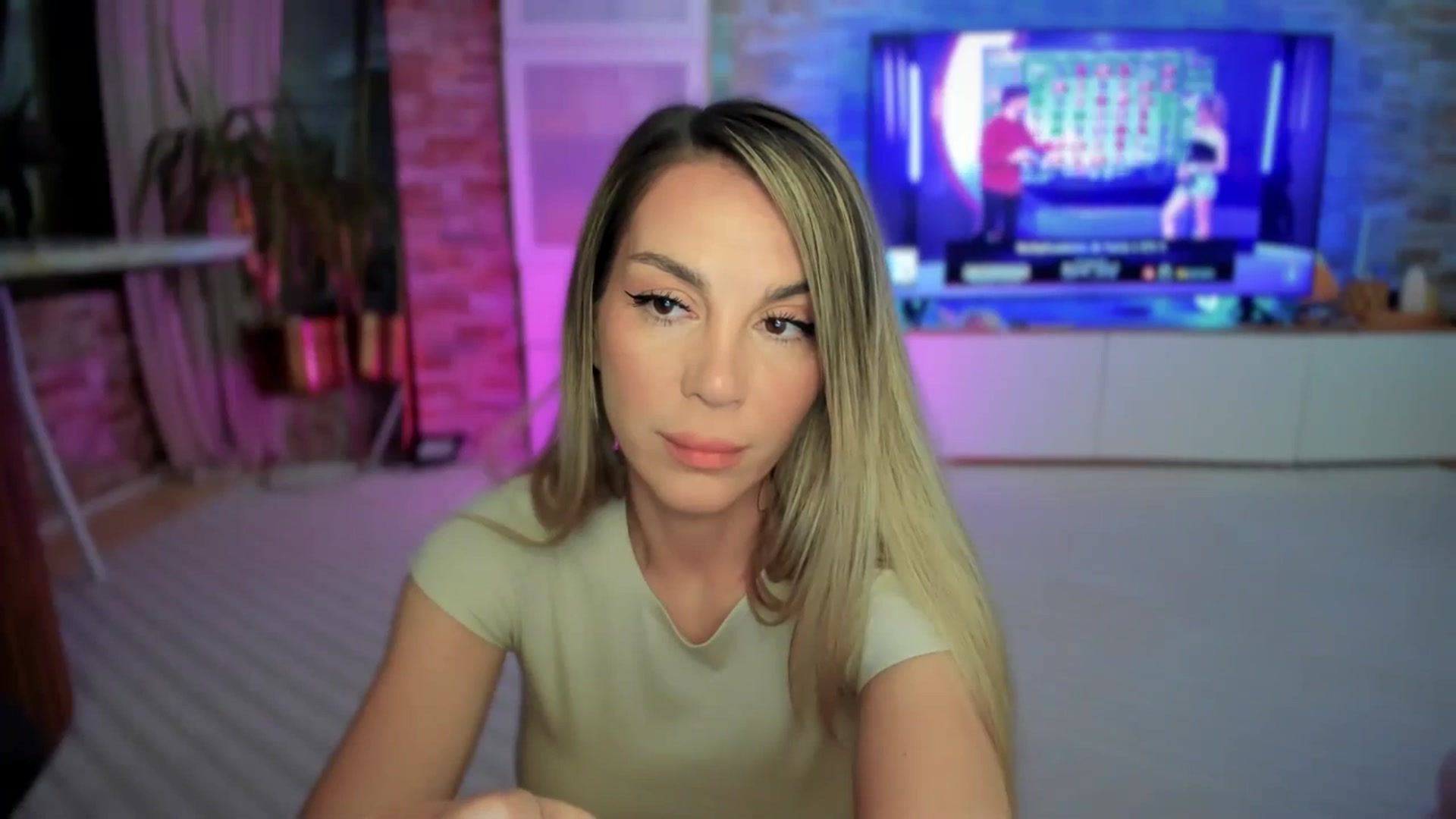 Gallery image thumbnail from Alesia_'s myfreecams stream on, 05/05/2025, 24:22 image 3 of 20