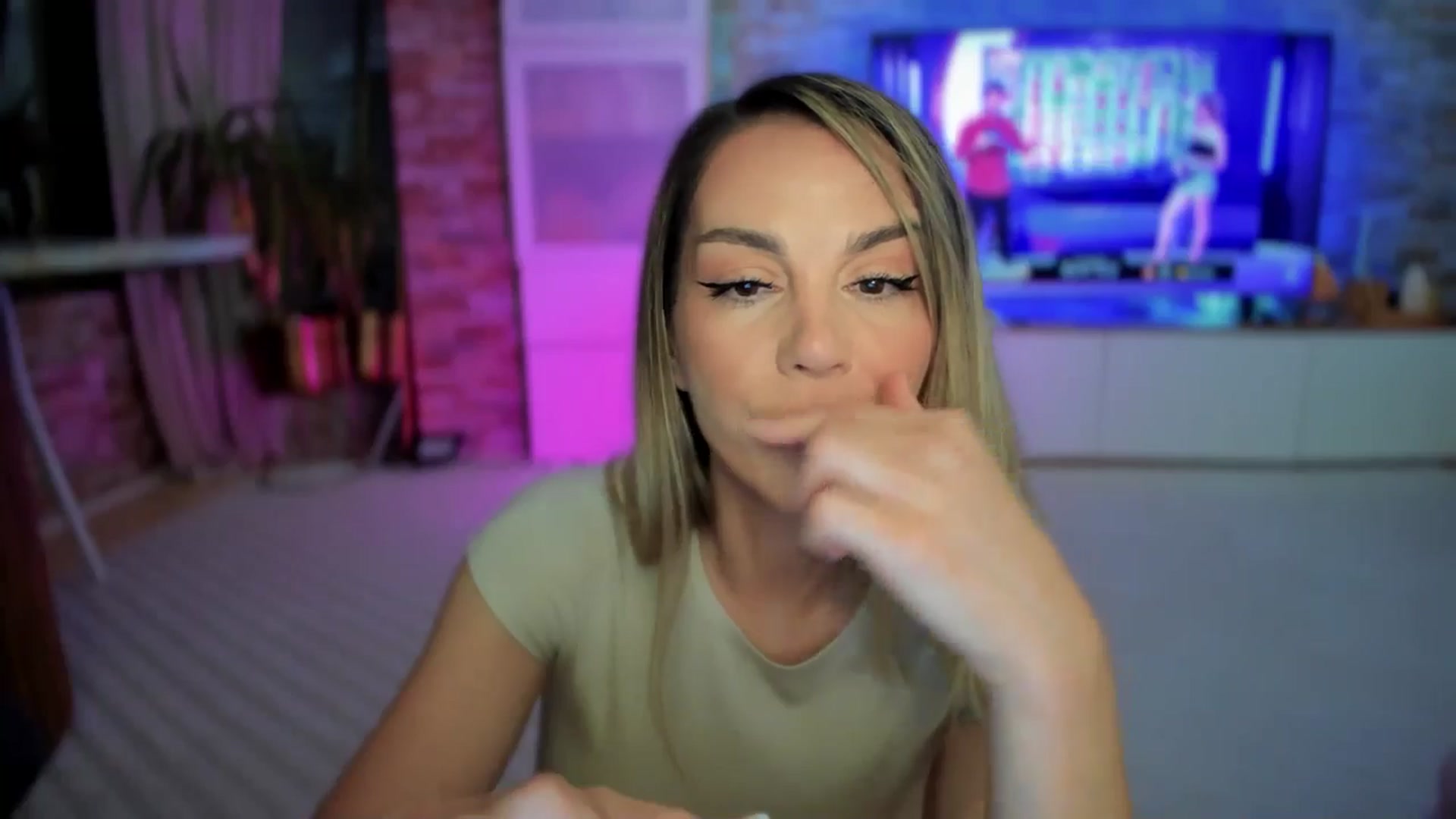 Gallery image thumbnail from Alesia_'s myfreecams stream on, 05/05/2025, 24:22 image 8 of 20