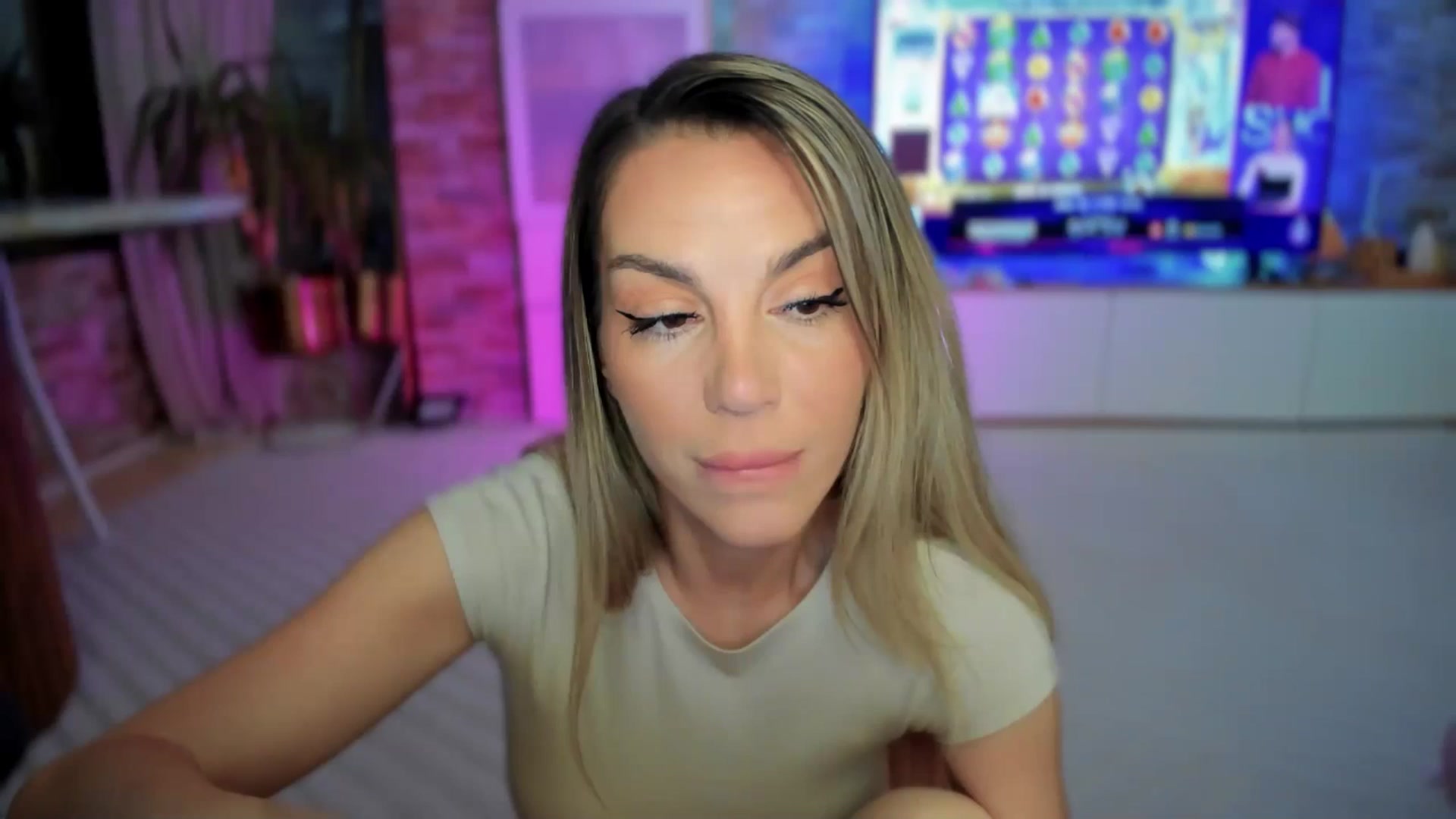 Gallery image thumbnail from Alesia_'s myfreecams stream on, 05/05/2025, 24:22 image 16 of 20