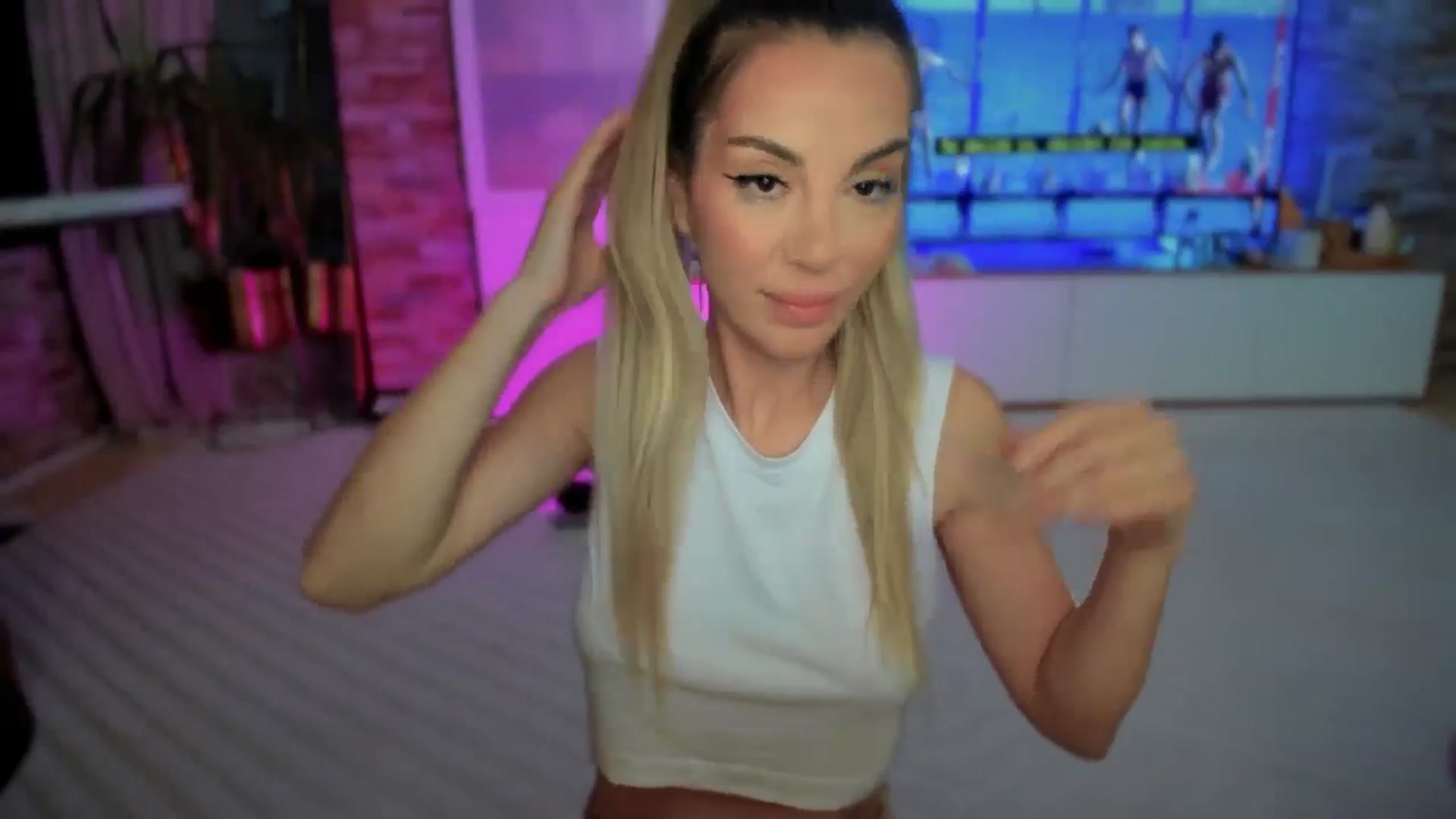 Gallery image thumbnail from Alesia_'s myfreecams stream on, 05/06/2025, 23:44 image 17 of 20