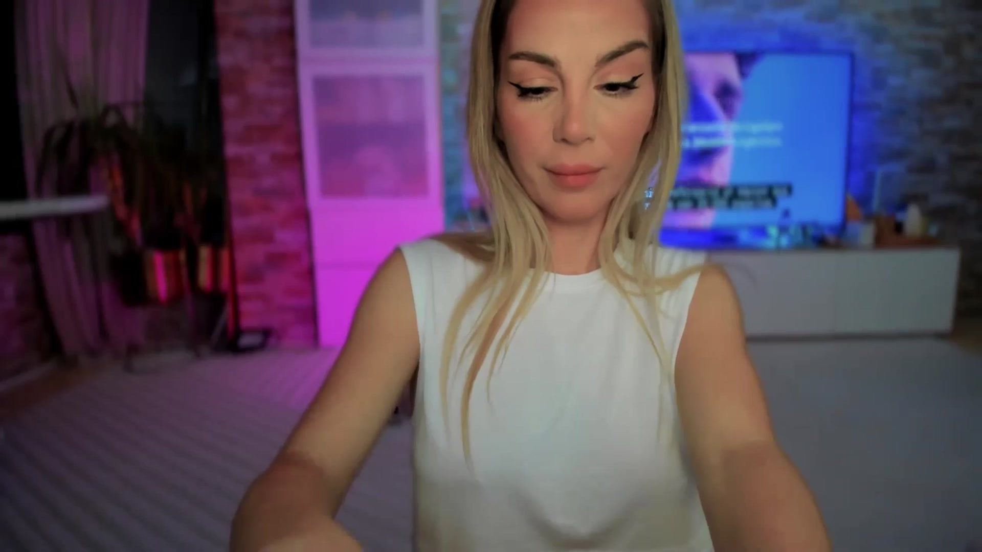 Gallery image thumbnail from Alesia_'s myfreecams stream on, 05/06/2025, 23:44 image 3 of 20
