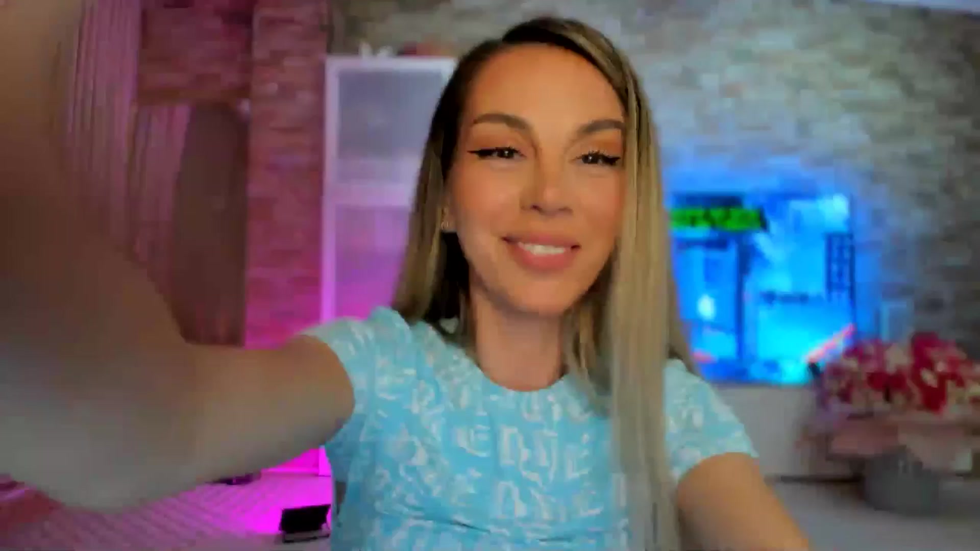 Gallery image thumbnail from Alesia_'s myfreecams stream on, 05/14/2025, 22:02 image 6 of 20