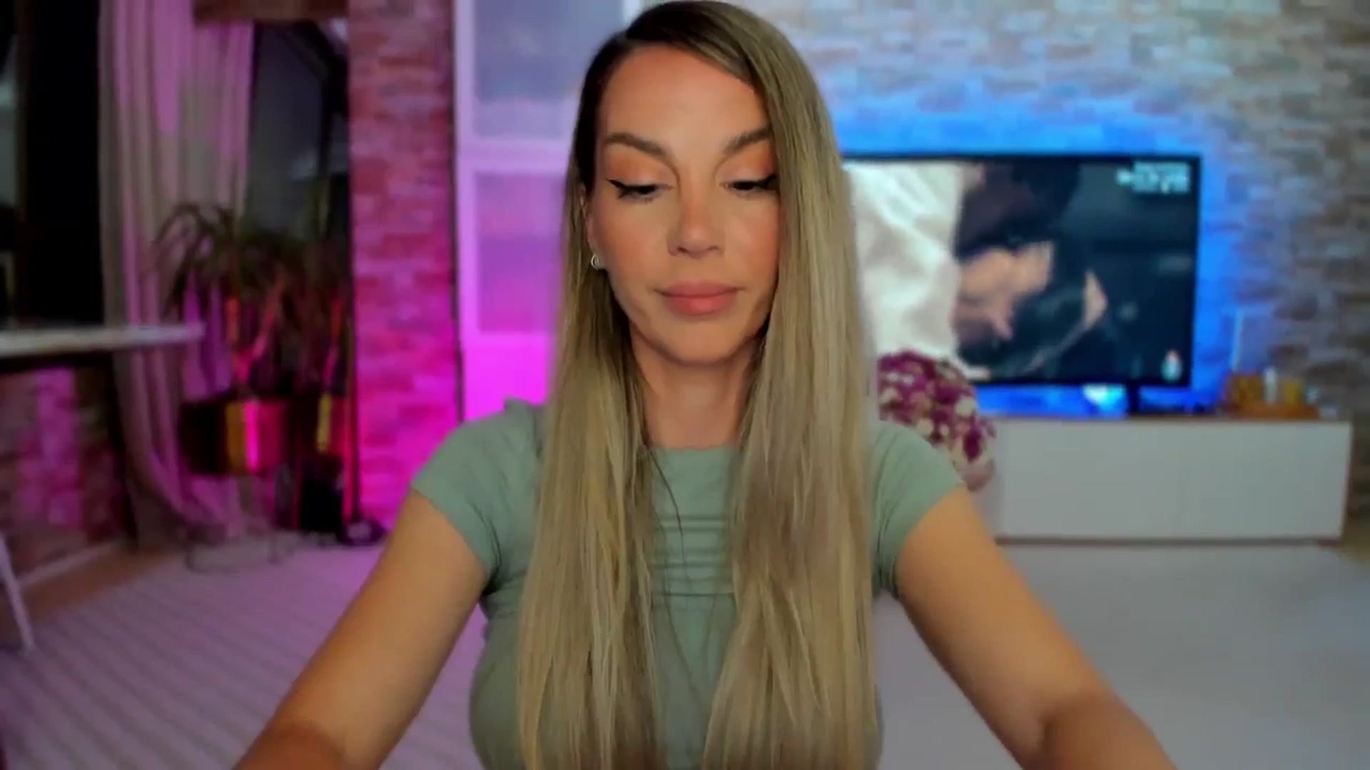 Gallery image thumbnail from Alesia_'s myfreecams stream on, 05/19/2025, 22:59 image 14 of 20