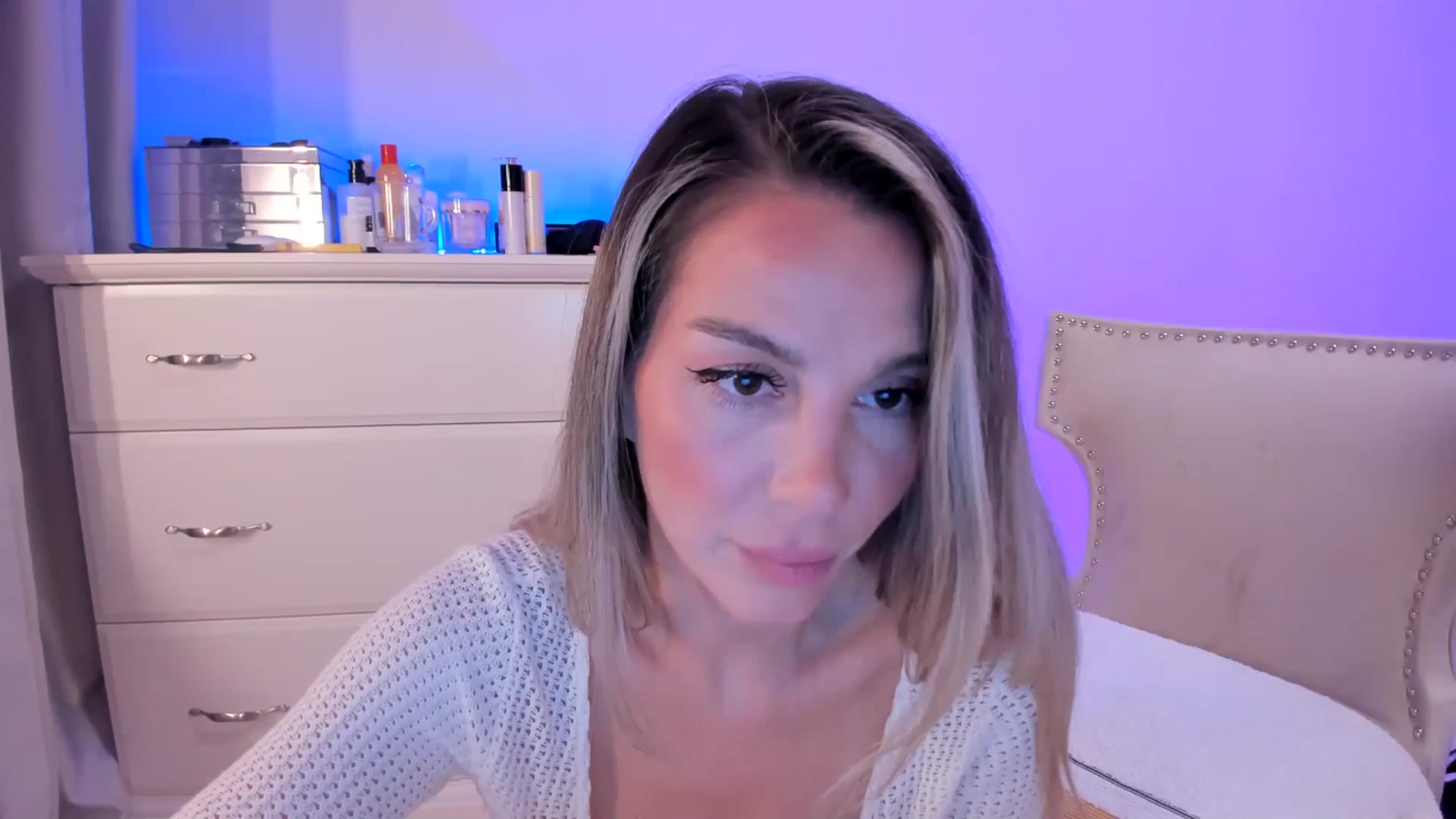 Gallery image thumbnail from Alesia_'s myfreecams stream on, 08/01/2025, 22:59 image 19 of 20