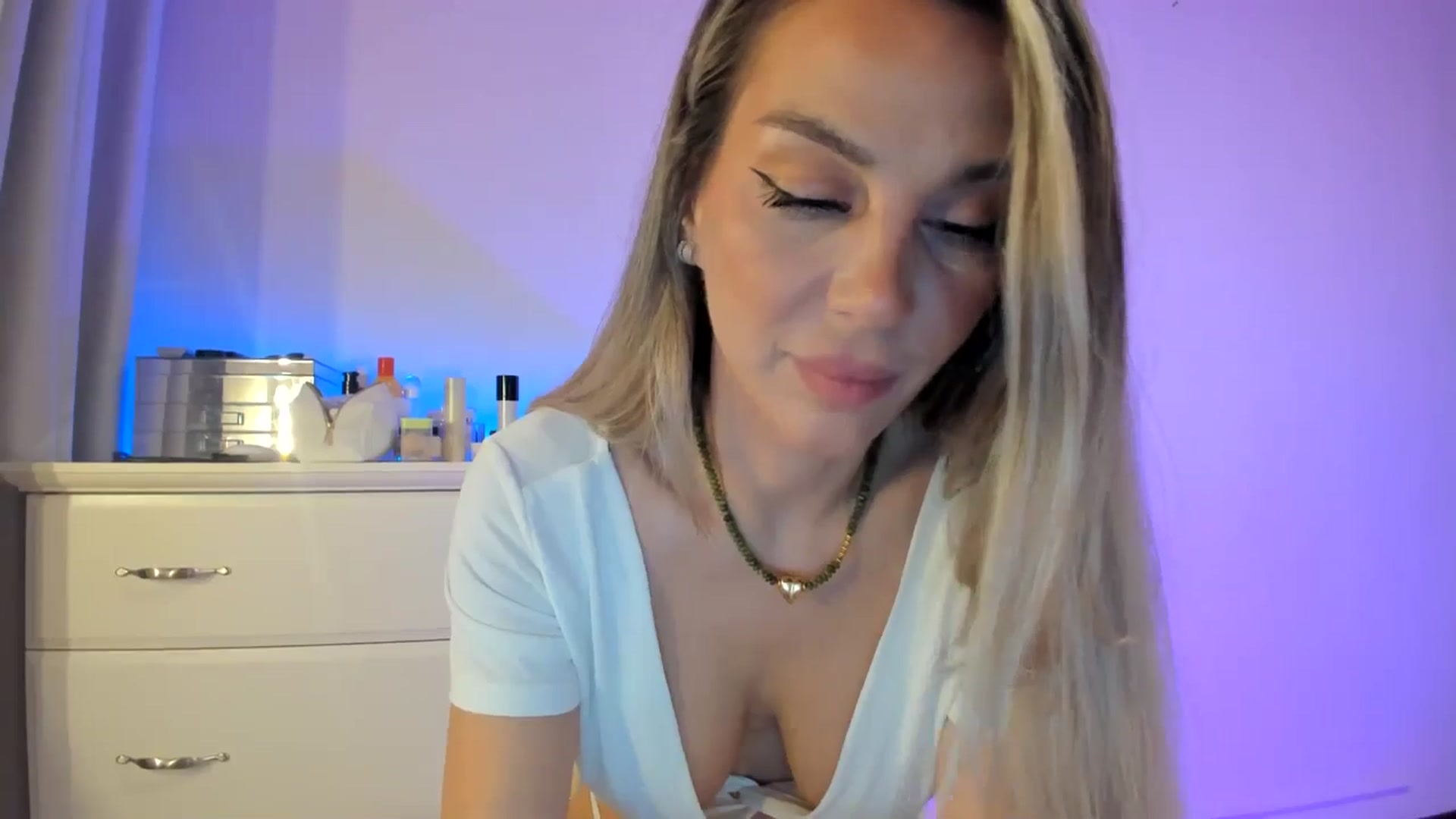 Gallery image thumbnail from Alesia_'s myfreecams stream on, 08/02/2025, 23:54 image 6 of 20