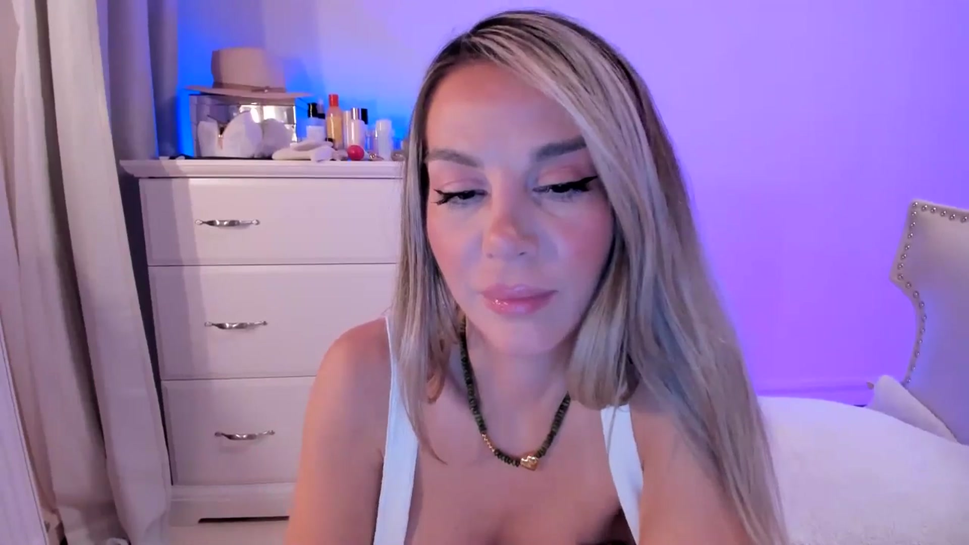 Gallery image thumbnail from Alesia_'s myfreecams stream on, 08/08/2025, 24:10 image 19 of 20