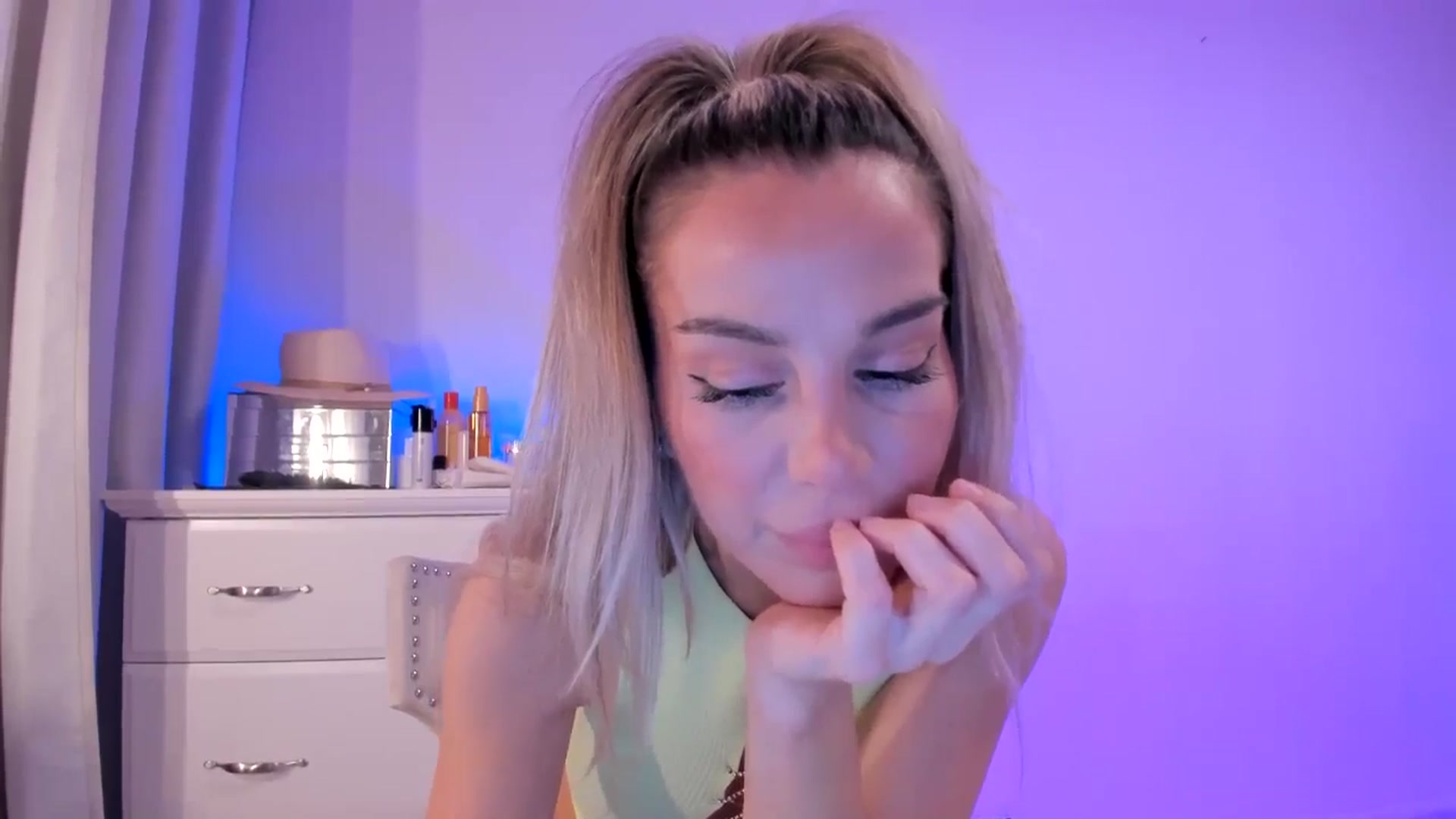 Gallery image thumbnail from Alesia_'s myfreecams stream on, 08/08/2025, 22:56 image 16 of 20