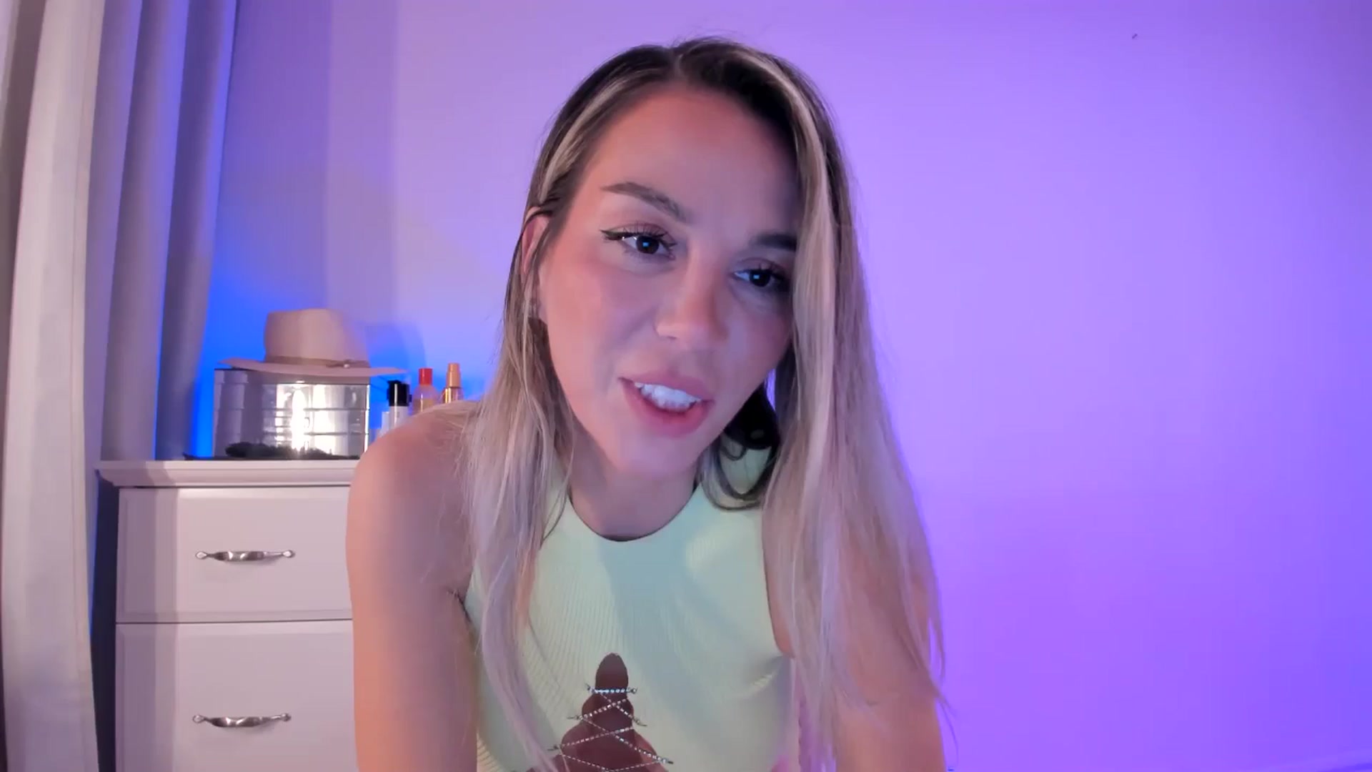 Gallery image thumbnail from Alesia_'s myfreecams stream on, 08/08/2025, 22:56 image 13 of 20