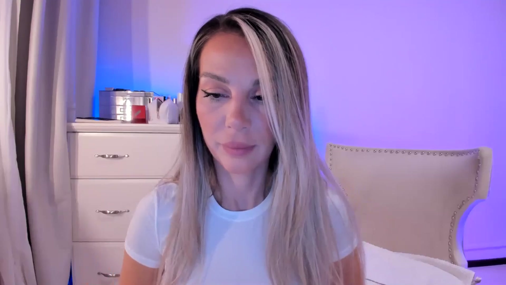 Gallery image thumbnail from Alesia_'s myfreecams stream on, 08/26/2025, 21:34 image 10 of 20