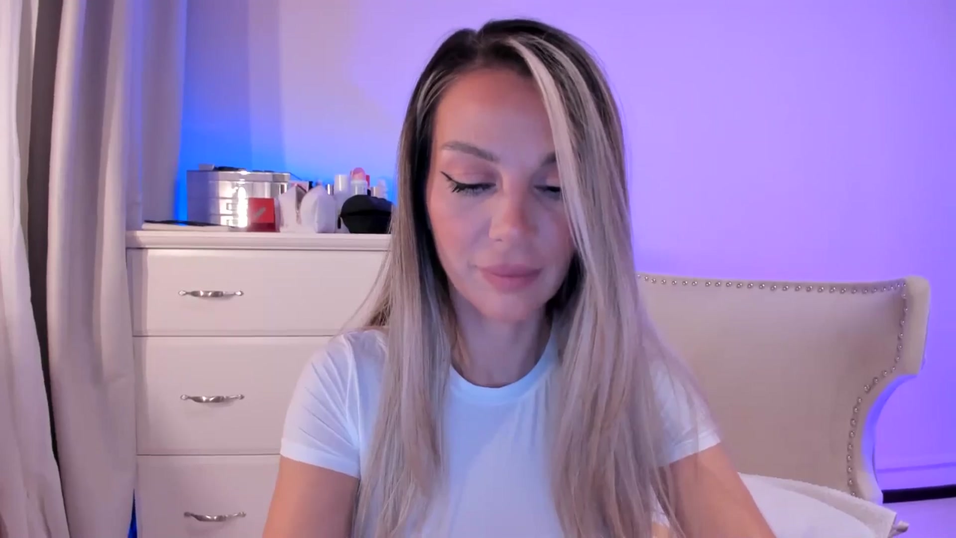 Gallery image thumbnail from Alesia_'s myfreecams stream on, 08/26/2025, 21:34 image 11 of 20