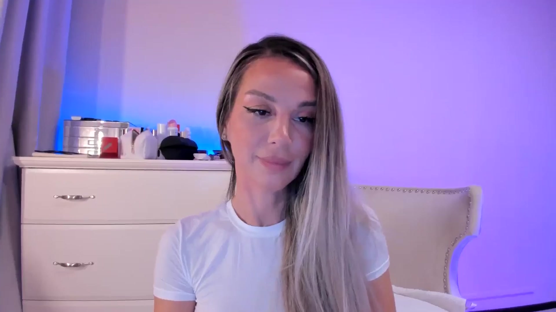 Gallery image thumbnail from Alesia_'s myfreecams stream on, 08/26/2025, 22:53 image 19 of 20